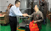 重庆市人大常委会副主任、市总工会主席郑洪一行在“双节”来临之际到我集团慰问一线员工